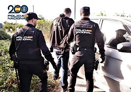 Agentes de la Policía Nacional trasladan a uno de los 16 detenidos en un laboratorio de rosin en Los Alcázares.