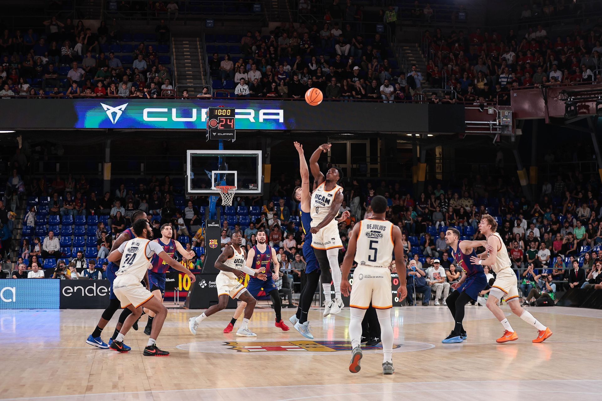 El UCAM CB Murcia asalta el Palau y derrota al Barcelona ocho años después, en imágenes