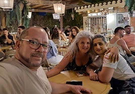 Antonio con su pareja Lidia (pelo corto) y su probable hermana, Luna.