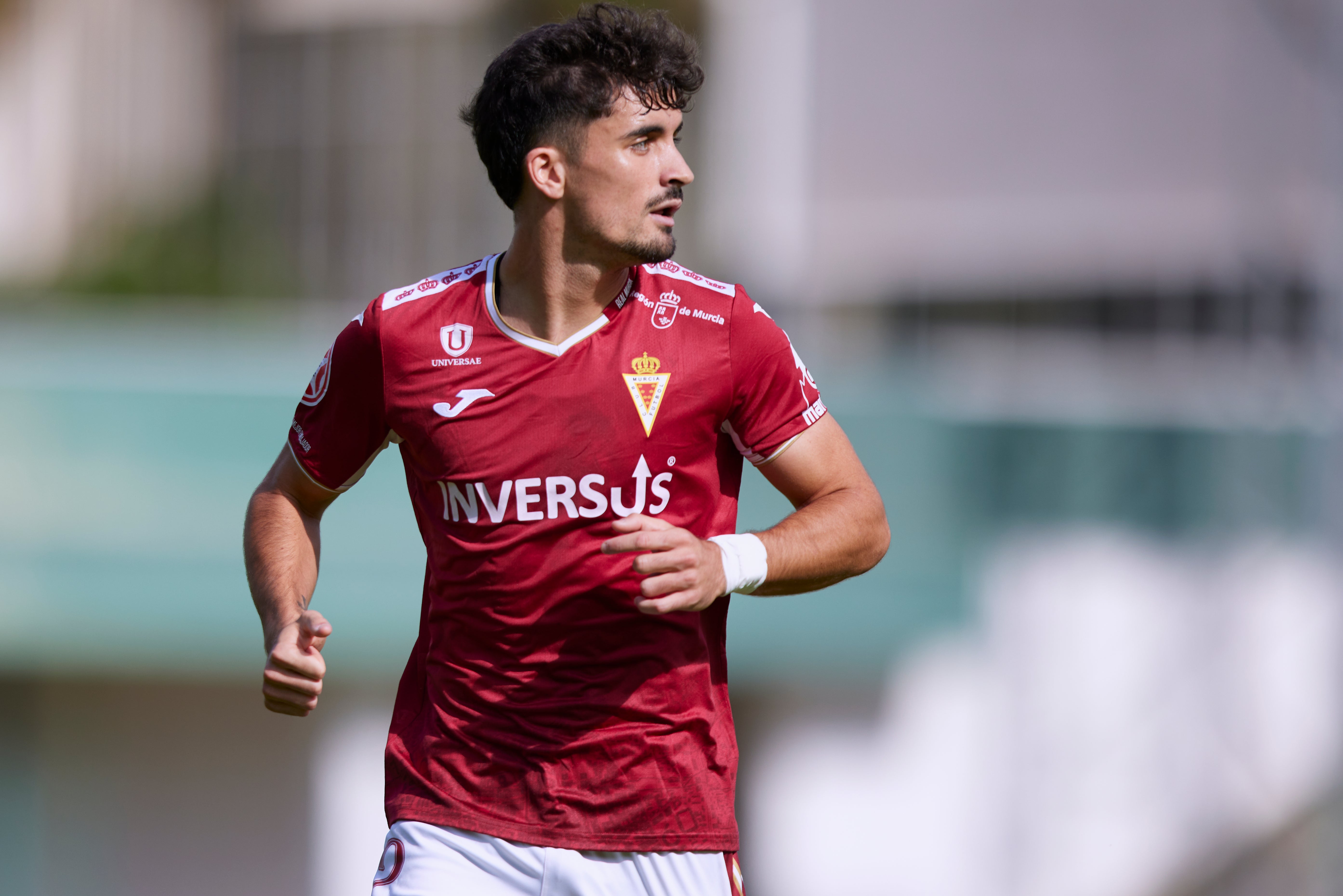 El Real Murcia sufre pero toma aire en Sevilla, en imágenes