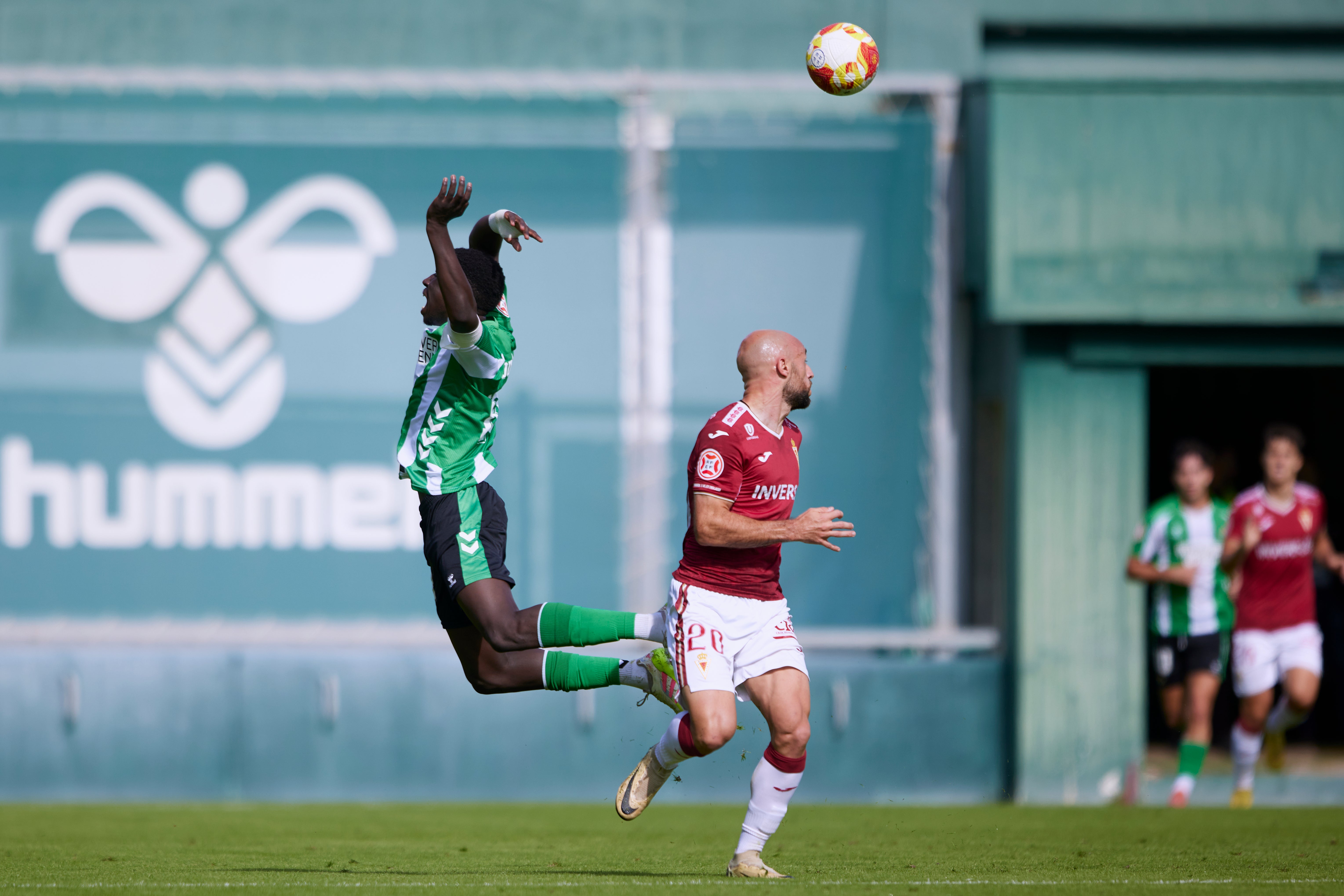 El Real Murcia sufre pero toma aire en Sevilla, en imágenes