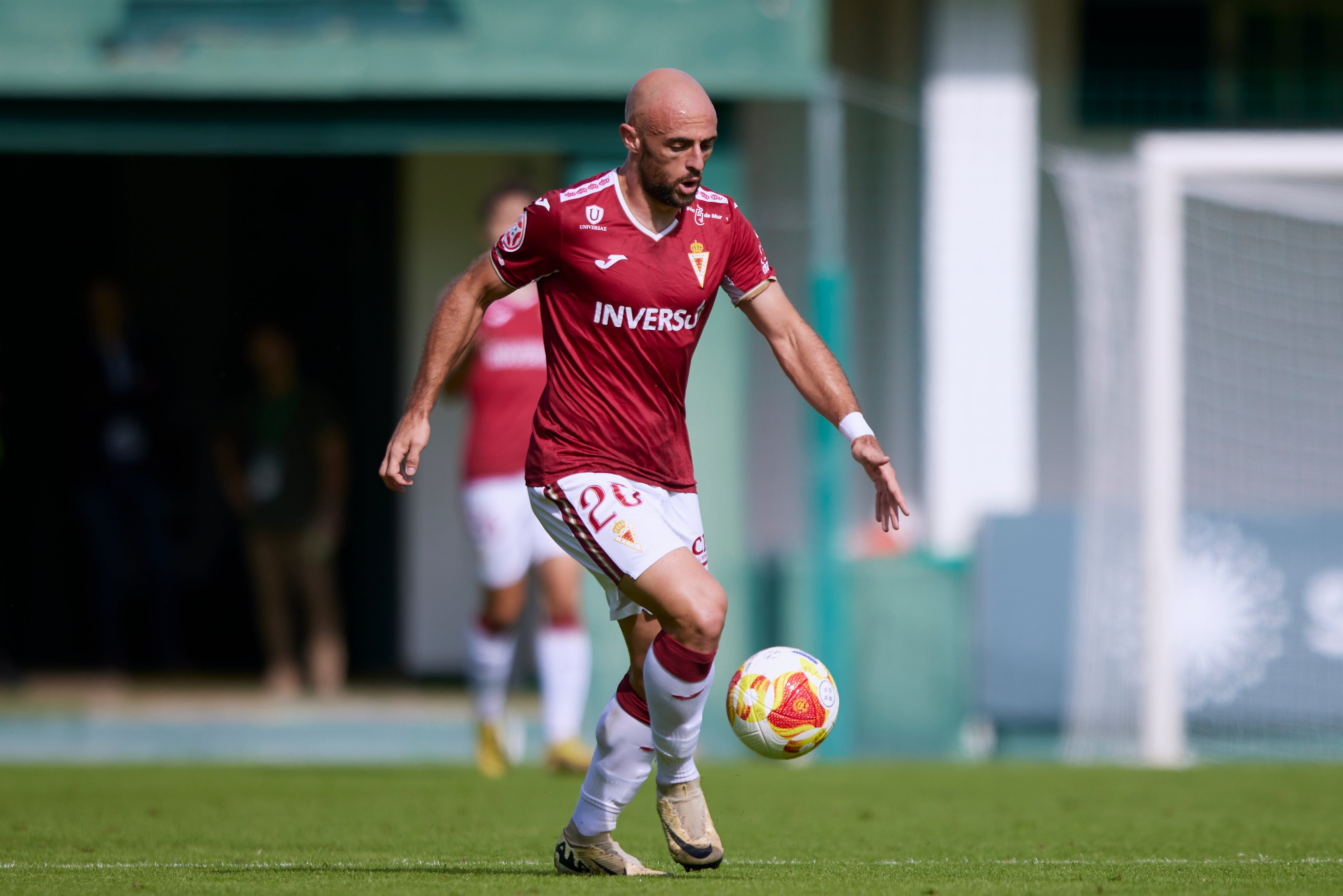 El Real Murcia sufre pero toma aire en Sevilla, en imágenes