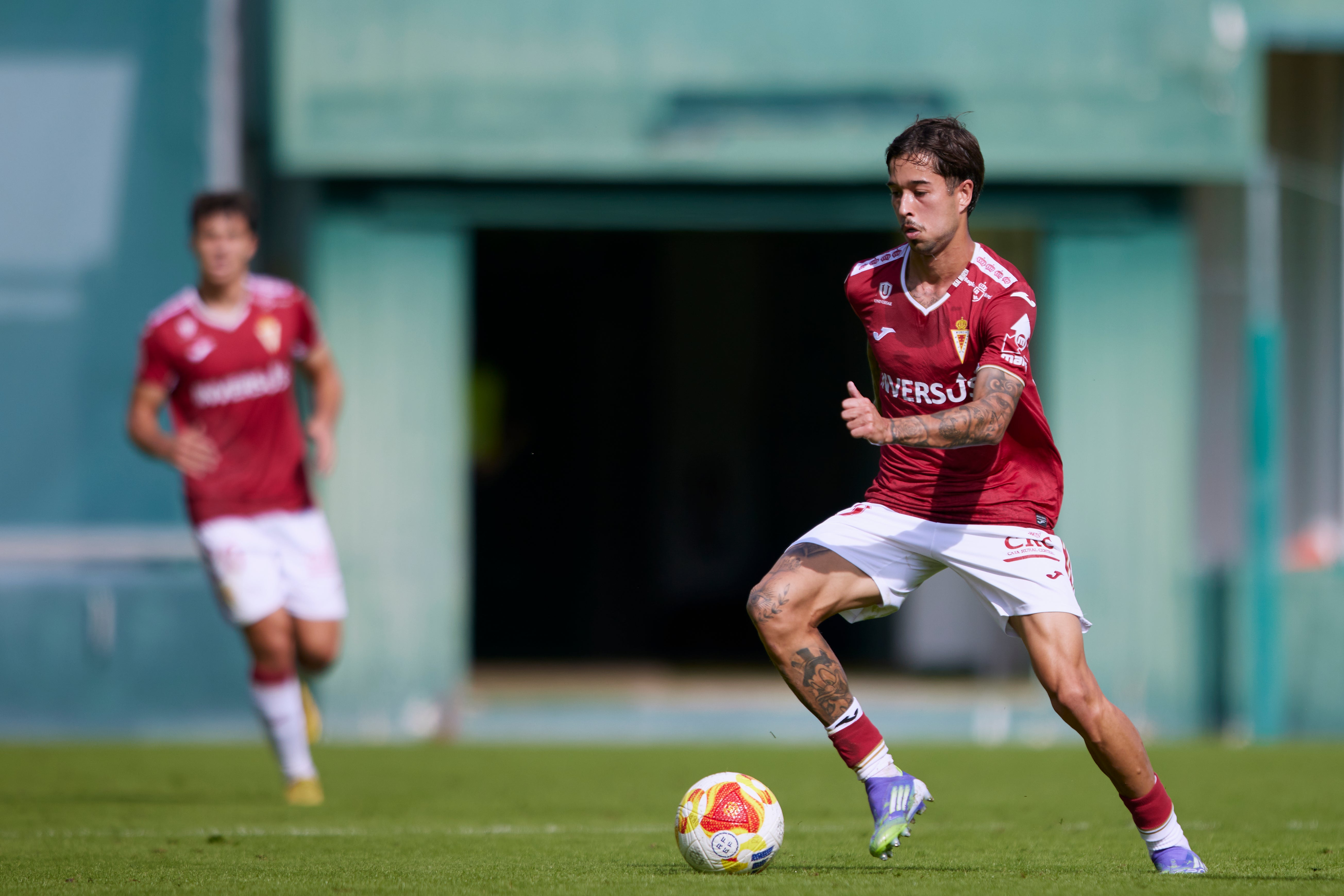 El Real Murcia sufre pero toma aire en Sevilla, en imágenes