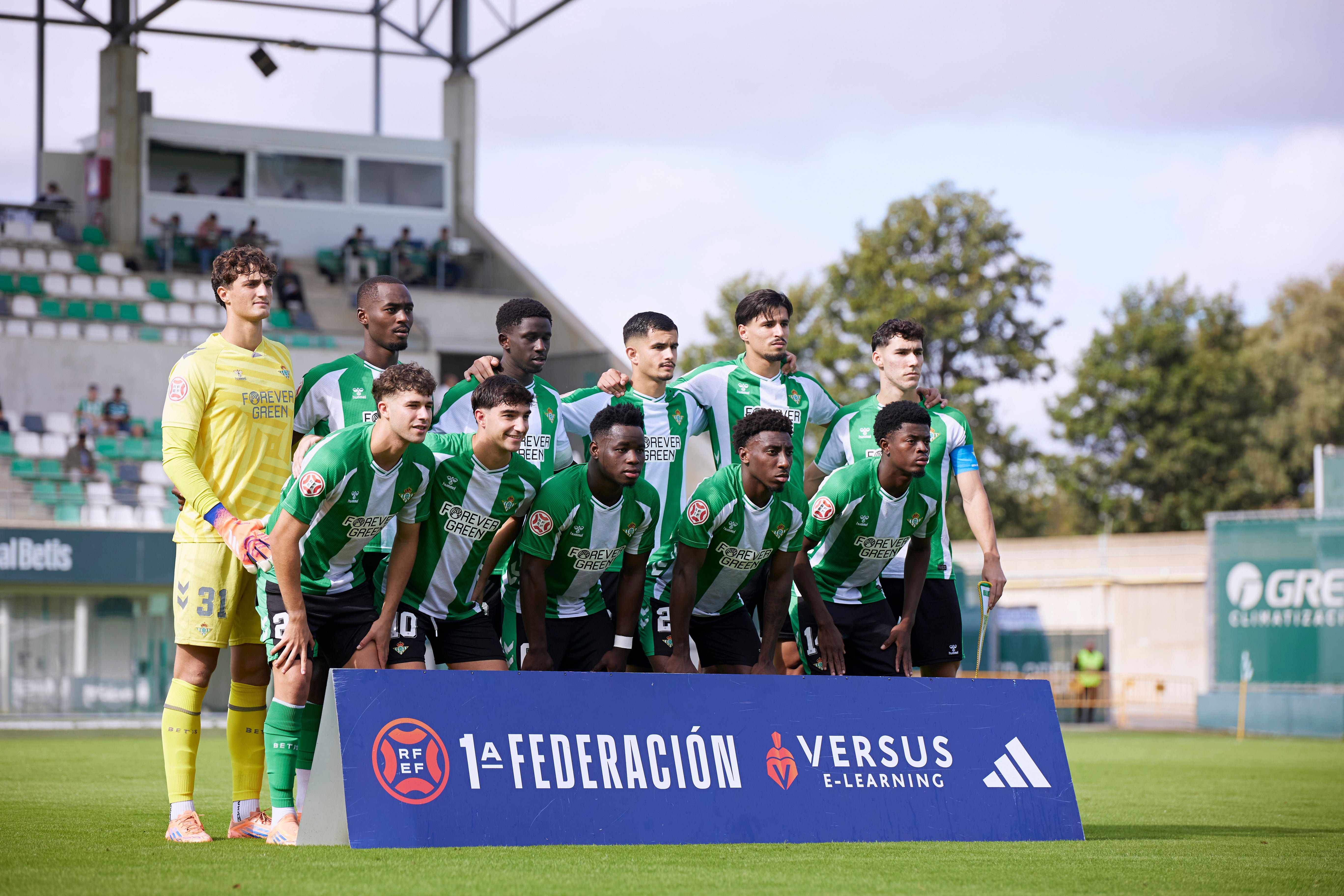 El Real Murcia sufre pero toma aire en Sevilla, en imágenes