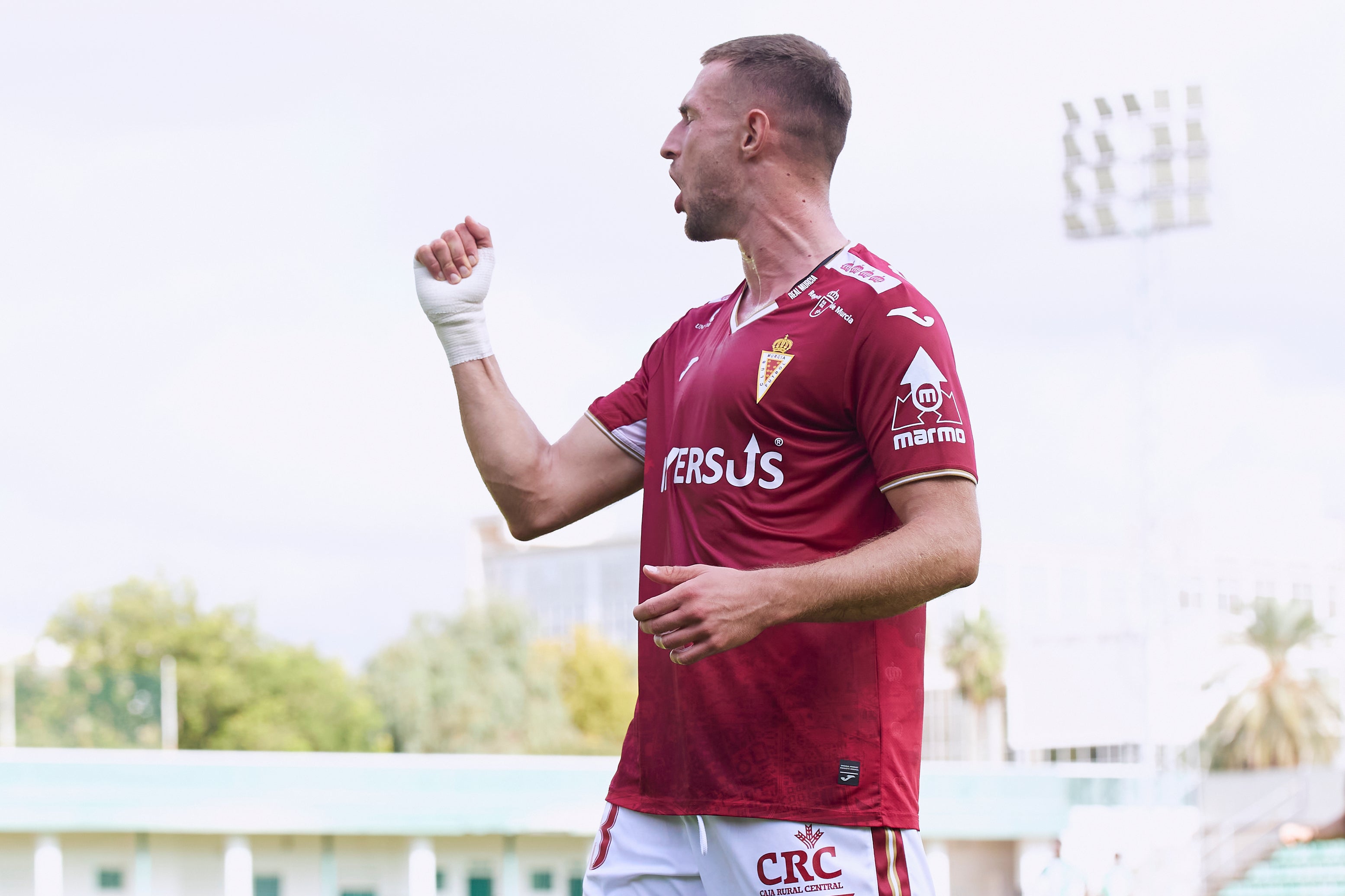 El Real Murcia sufre pero toma aire en Sevilla, en imágenes