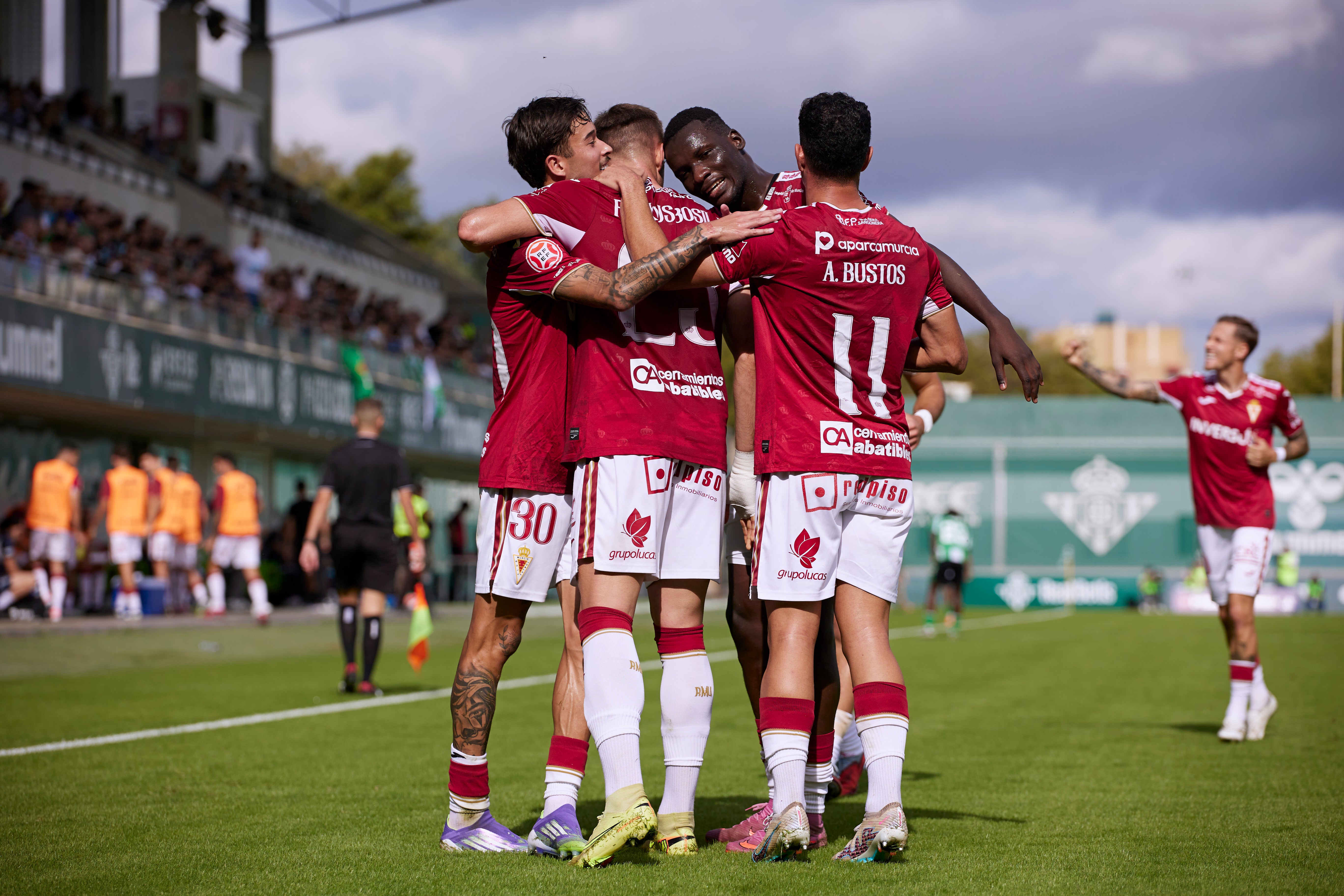 El Real Murcia sufre pero toma aire en Sevilla, en imágenes