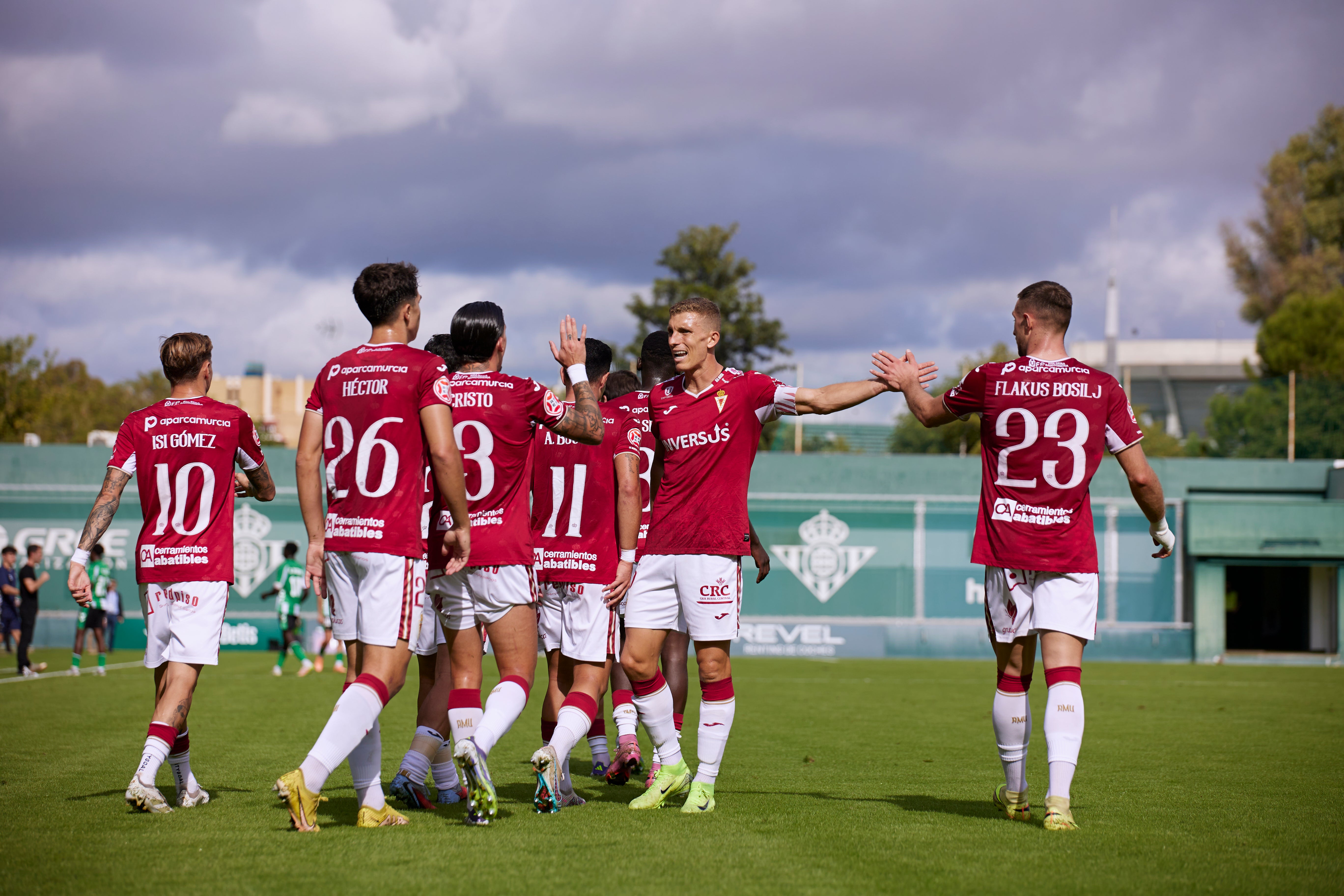 El Real Murcia sufre pero toma aire en Sevilla, en imágenes