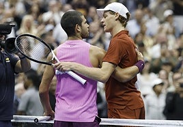 Alcaraz saluda a Sinner tras vencerle en la final del US Open del pasado mes de septiembre.