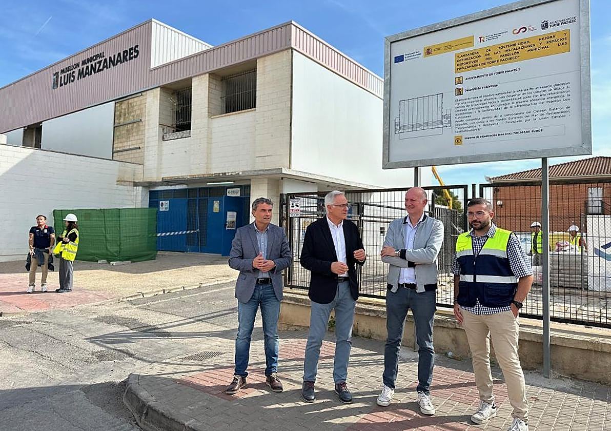 El alcalde (segundo por la izquierda), en su visita a las obras.