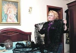 Sacri Manzanares muestra una mantilla.