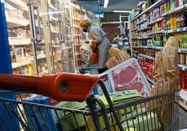 Un carro de supermercado lleno de alimentos en una foto de archivo.