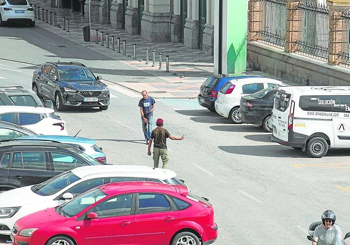 Un hombre se dispone a darle dinero a un gorrilla en Cartagena.