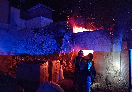 Bomberos en el lugar del suceso.