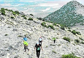 Un grupo de excursionistas en el Cerro del Carro, cerca de la pedanía de El Moralejo de Caravaca.