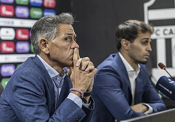 Víctor Alonso y Alejandro Arribas comparecen el pasado jueves en la sala de prensa del estadio Cartagonova para anunciar el pacto de compraventa.