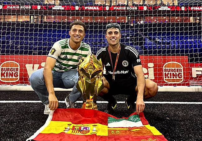 Un Mundial con acento murciano. Diego Jiménez, a la derecha, celebra el título de la Kings League junto a su hermano.