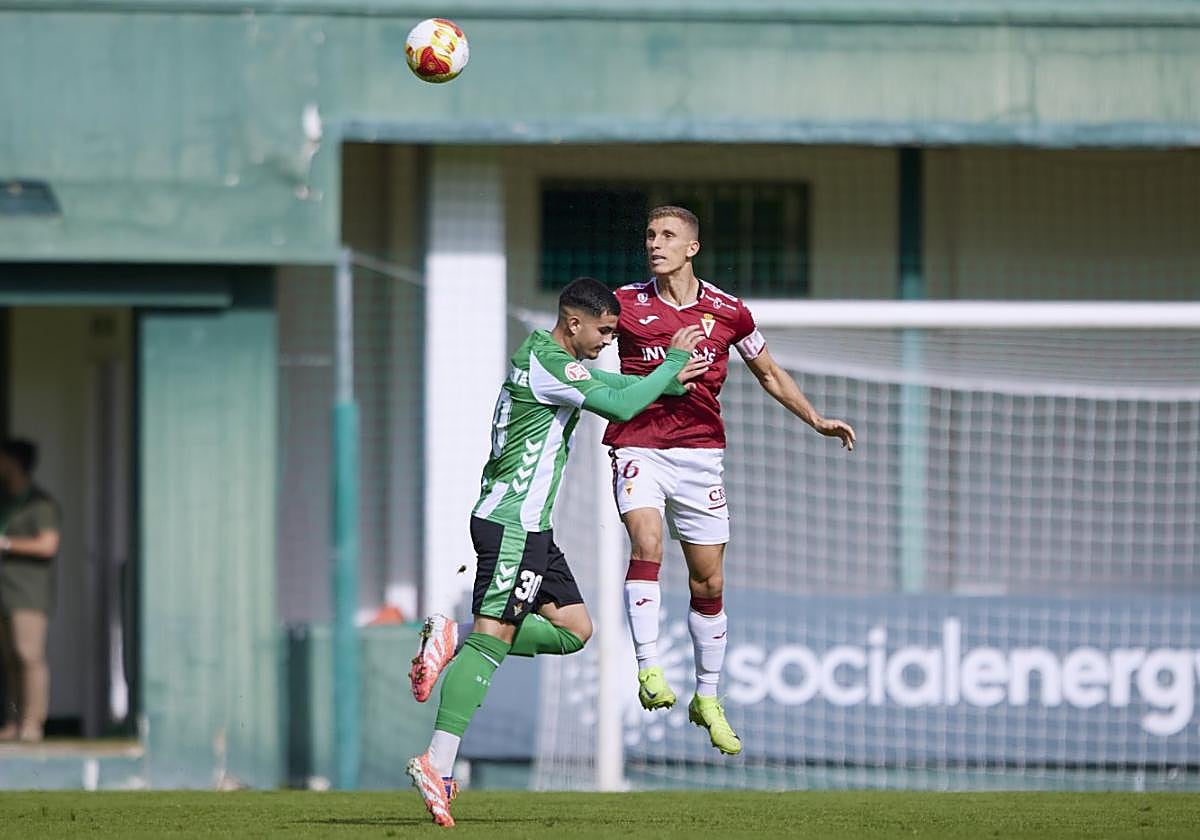 Alberto González, del Real Murcia, disputa un balón con Rodrigo Marina, del Betis Deportivo.