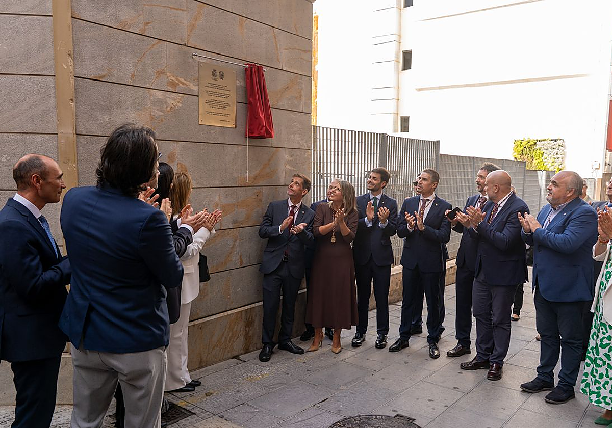 Letrados y autoridades desvelan una placa en la calle Jara, donde el Colegio de Abogados tuvo su primera sede.