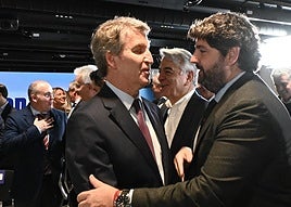 López Miras saluda a Núñez Feijóo en el Comité Ejecutivo del PP nacional celebrado este lunes en Madrid.