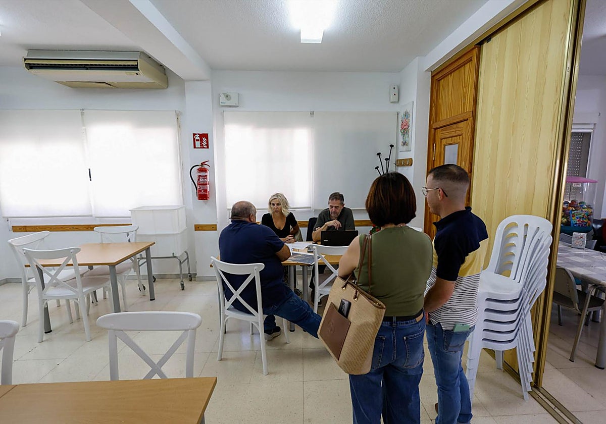 Afectados por la actualización de los mapas de zonas de flujo preferente son atendidos en una de las oficinas de información habilitadas en Cazalla, en una imagen de archivo.