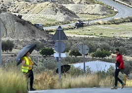 Un helicóptero persigue un furgón este lunes durante el rodaje de una escena en Mahoya.