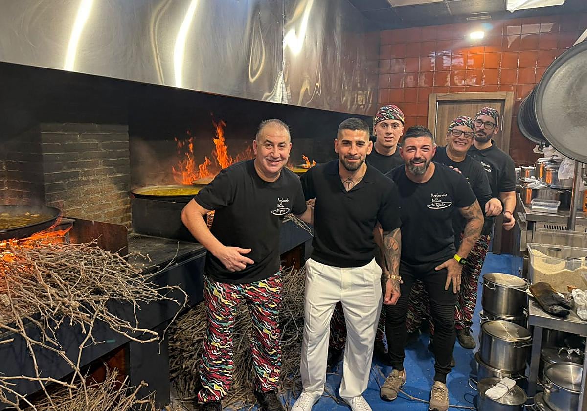 Ilia Topuria y los cocineros del restaurante, en el interior de las cocinas.