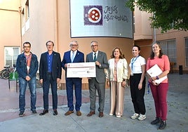 López Baquero junto a José Manuel Martínez muestran el cheque