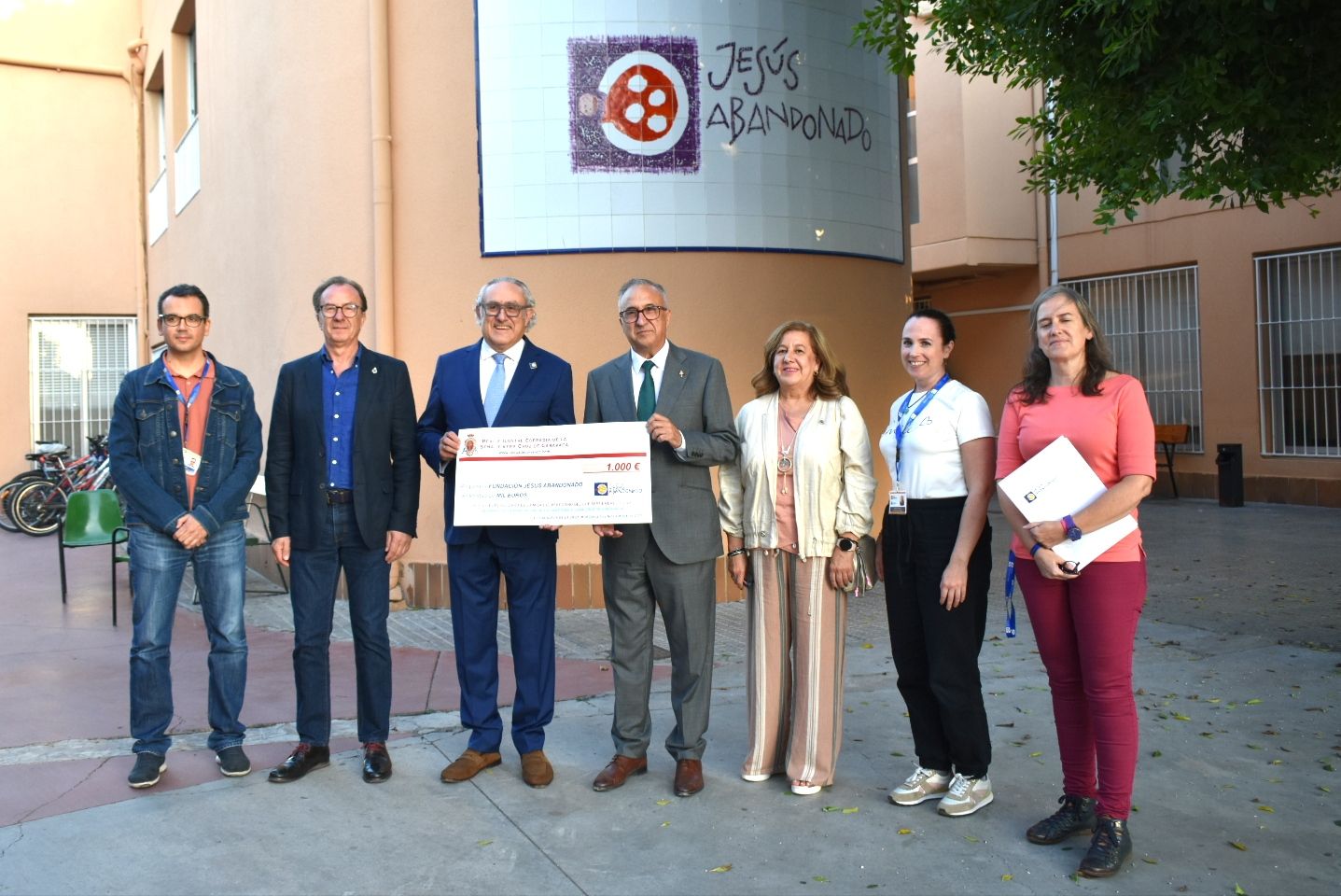 López Baquero junto a José Manuel Martínez muestran el cheque