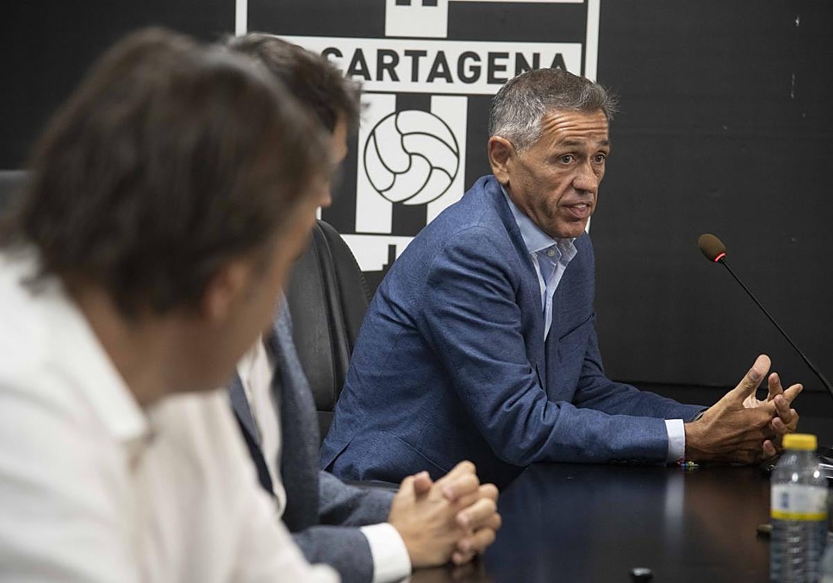 Víctor Alonso responde a preguntas de los medios de comunicación en la sala de prensa del estadio Cartagonova.