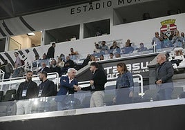 El concejal de Deportes José Martínez saluda el pasado sábado a directivos del Villarreal.