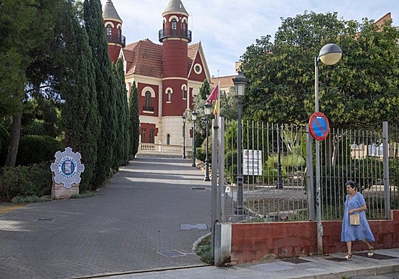 Una vecina camina frente al acceso a las dependencias de la Policía Local en el Castillito.