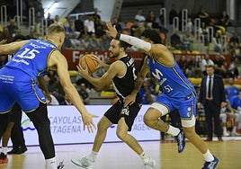 Alberto Martín, presionado por dos rivales, en el duelo del pasado sábado contra el Estudiantes.