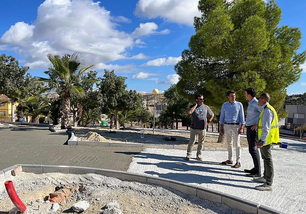 José Ángel Alfonso, Sergio Bernal y técnicos municipales visitaron las obras en el parque Esquiladores.