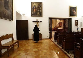 Una monja en el interior del convento de las agustinas del Corpus Christi, en Murcia.