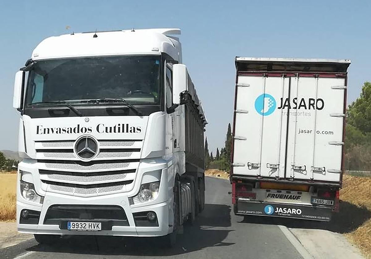 Dos camiones circulan con dificultad por la carretera del Carche, en una foto de archivo.