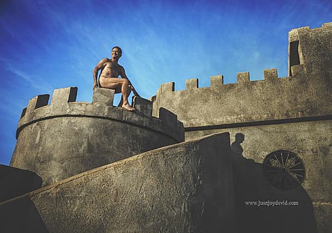 En las alturas. El vecino de Fortuna Juan, que se ha construido un castillo, se sube a la torre.