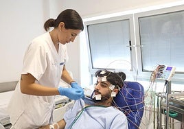 Un paciente siendo atendido por un registro electroencefalograma, en una imagen de archivo.