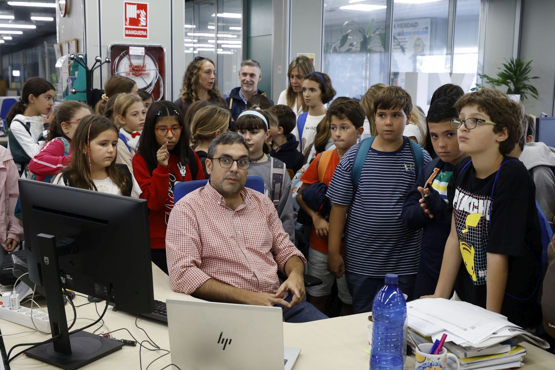 Visita del colegio Federico de Arce Martínez a LA VERDAD, en imágenes