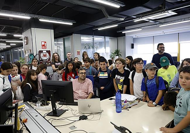 El periodista David Gómez charla con un grupo de escolares.