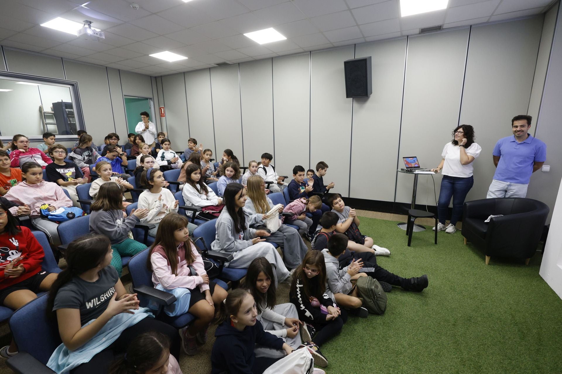 Visita del colegio Federico de Arce Martínez a LA VERDAD, en imágenes