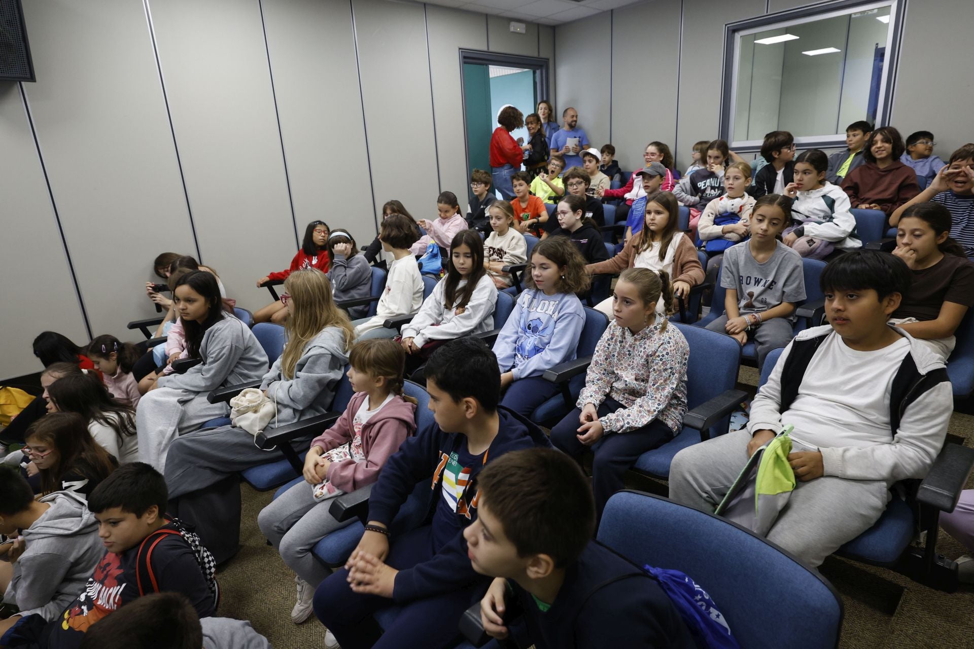 Visita del colegio Federico de Arce Martínez a LA VERDAD, en imágenes