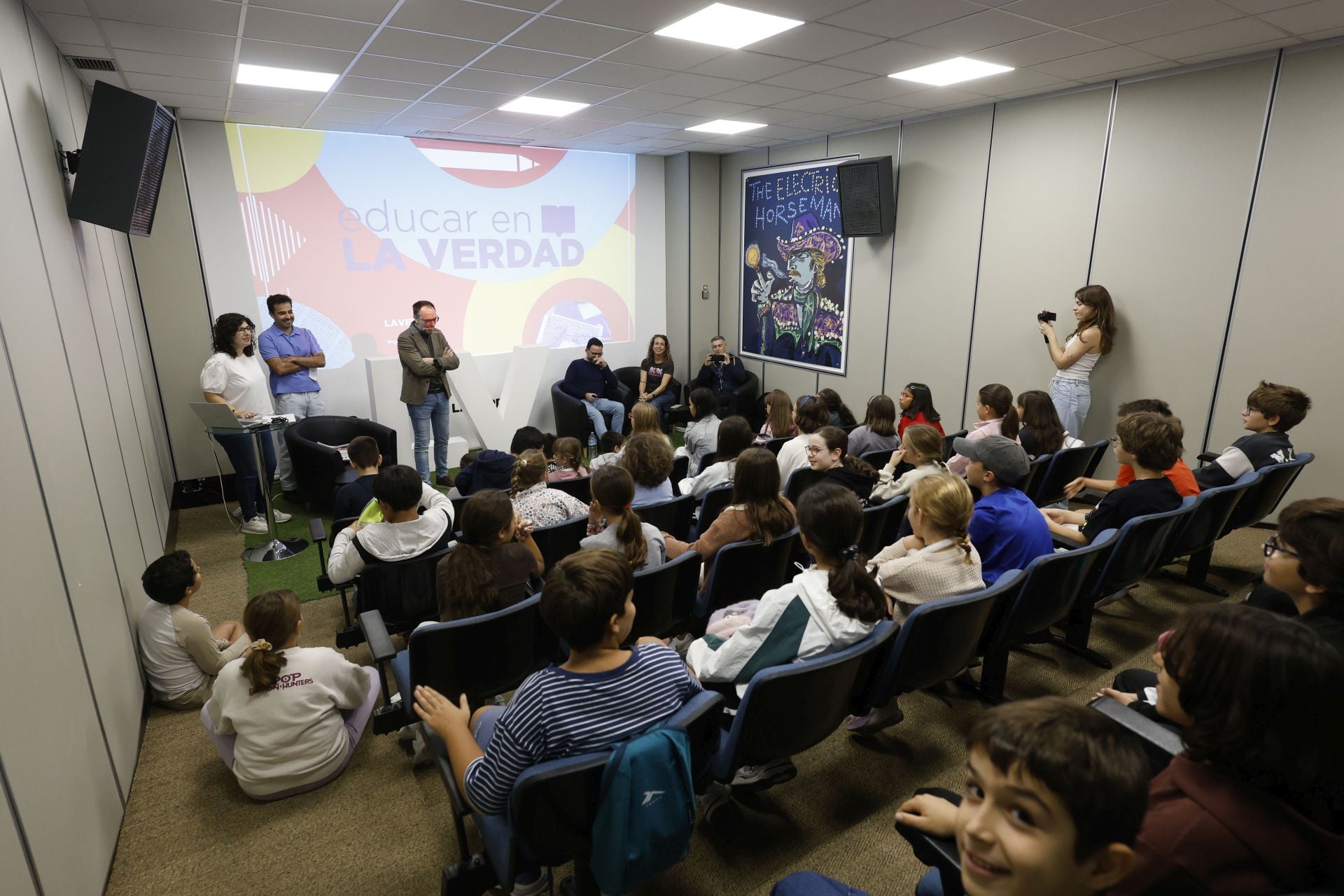 Visita del colegio Federico de Arce Martínez a LA VERDAD, en imágenes