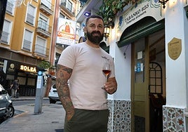 Puerta con puerta. Juan Manuel Vargas, en la entrada de Tabanko 825; enfrente, la fachada de Soleá.