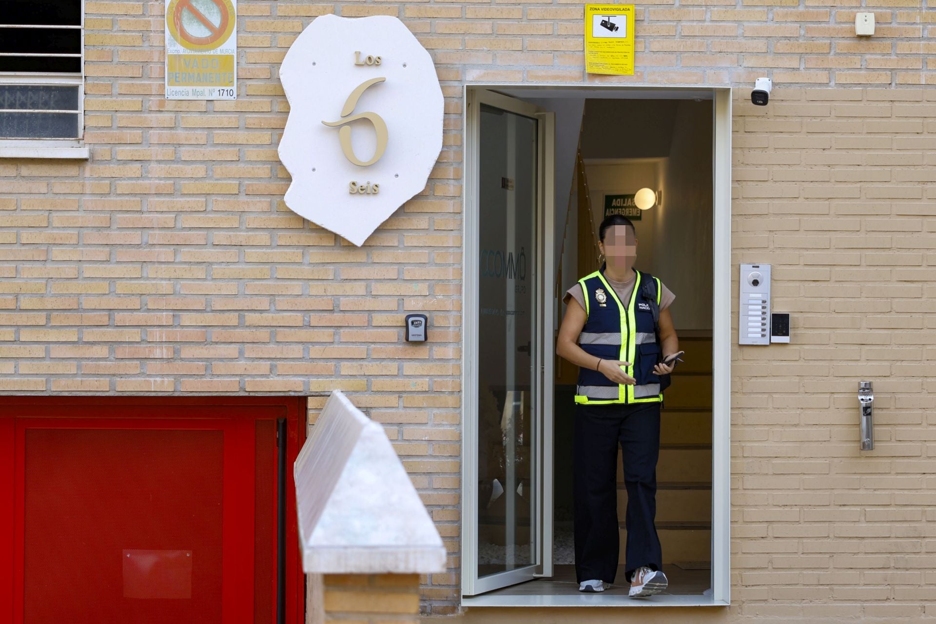 Las imágenes de la Policía Nacional investigando el acuchillamiento de un hijo a su madre en Murcia