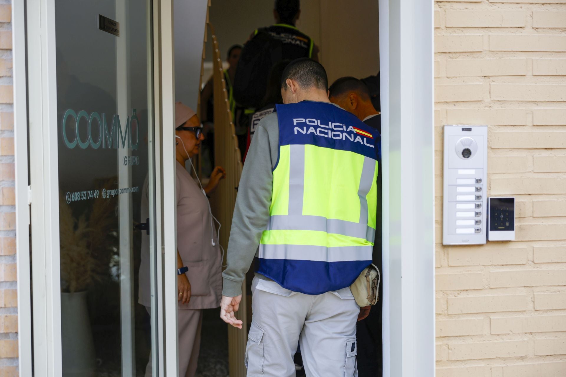 Las imágenes de la Policía Nacional investigando el acuchillamiento de un hijo a su madre en Murcia