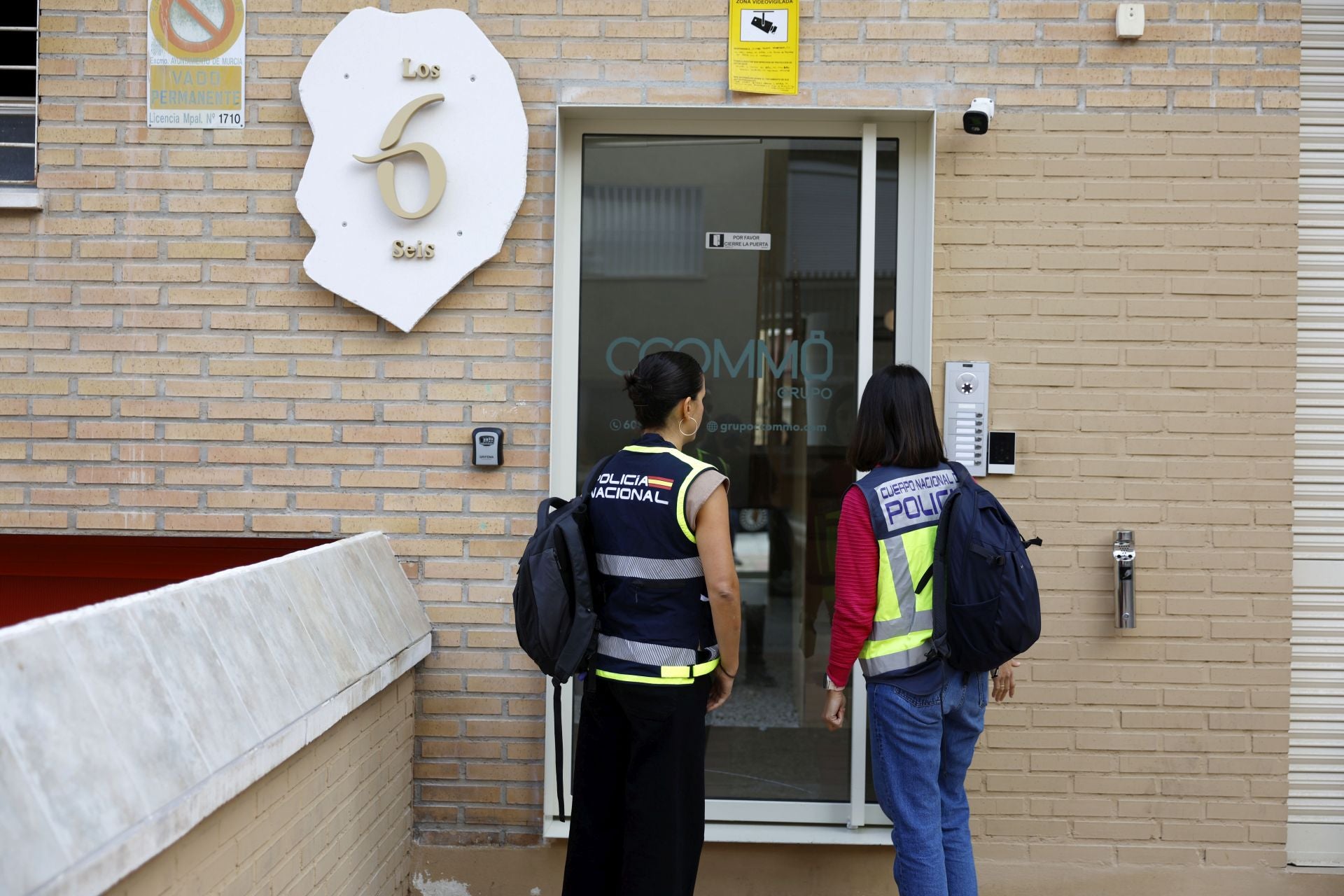 Las imágenes de la Policía Nacional investigando el acuchillamiento de un hijo a su madre en Murcia