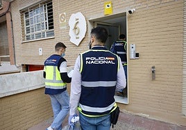 Las imágenes de la Policía Nacional investigando el acuchillamiento de un hijo a su madre en Murcia