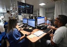 Profesionales del servicio de Urgencias del Morales Meseguer controlan la evolución de los pacientes monitorizados, este miércoles.