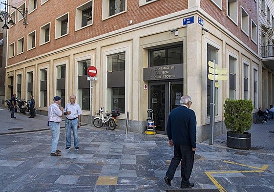 Grupos de cartageneros deambulan frente a la oficina municipal de gestión recaudatoria, ubicada en la sede administrativa de la calle San Miguel.