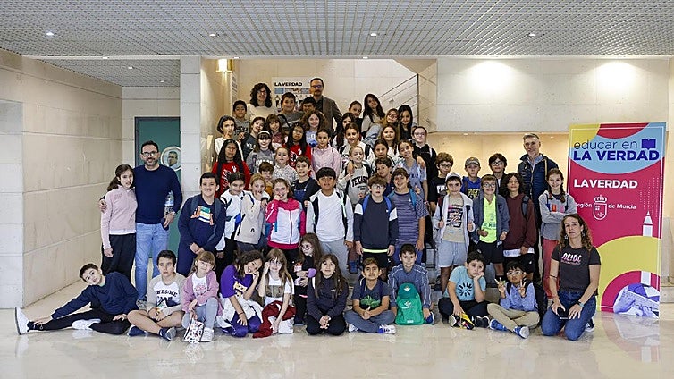 El director de LA VERDAD, Víctor Rodríguez, y María García, jefa del Área de Local, junto a los 52 alumnos de 5º de Primaria del colegio Federico de Arce Martínez y tres maestros, en la sede del diario, ayer.